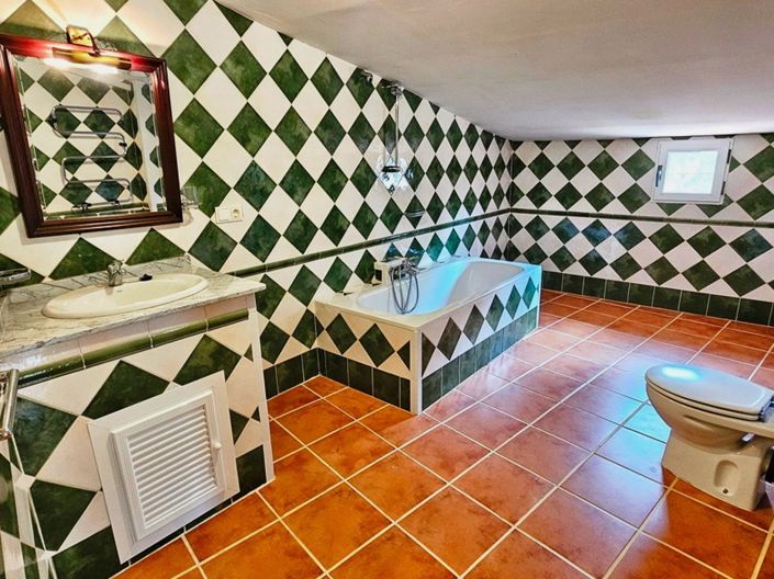 Image No.40-5 Bed Property for sale