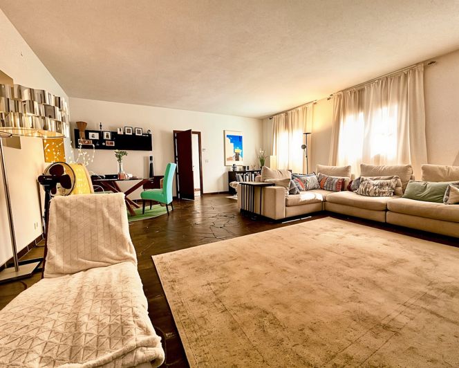 Image No.15-8 Bed Property for sale