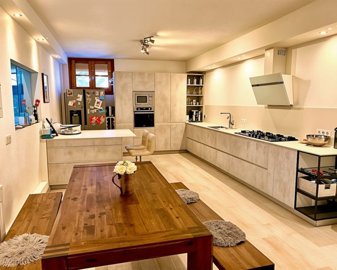 Image No.17-8 Bed Property for sale