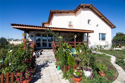 16631592833-bed-renovated-house-with-sea-view