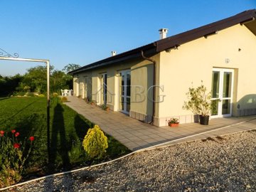 2-bedroom-house-next-to-the-sea-4