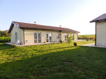 2-bedroom-house-next-to-the-sea