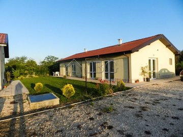 2-bedroom-house-next-to-the-sea-3