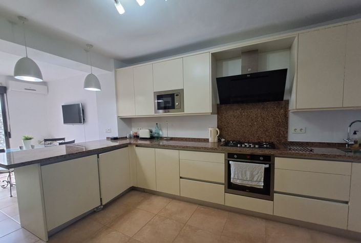 Image No.2-4 Bed Townhouse for sale