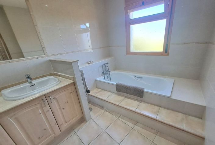 Image No.25-Villa / Détaché de 6 chambres à vendre à Iznájar