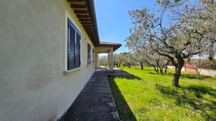 Image No.7-Maison de campagne de 4 chambres à vendre à Rieti