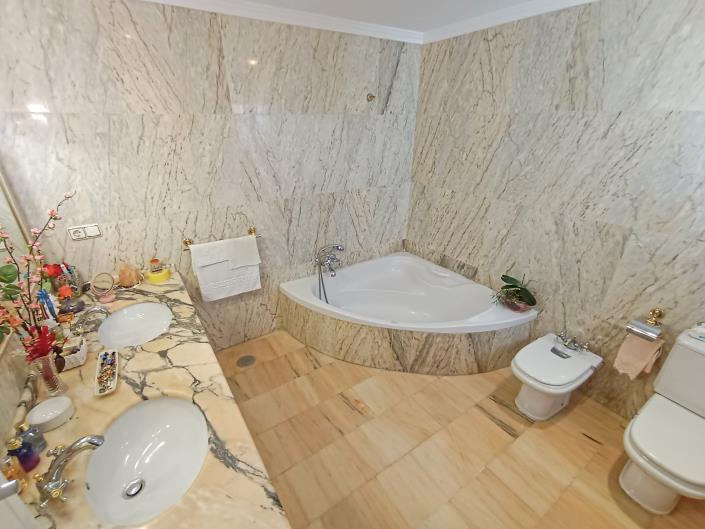 Image No.14-6 Bed Villa / Detached for sale