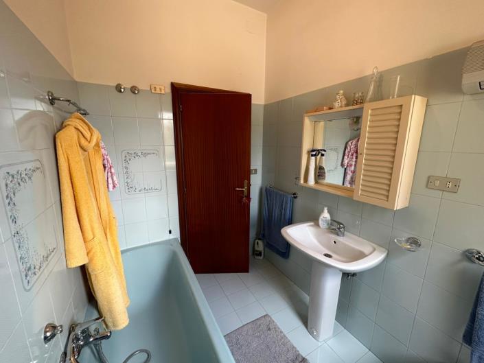 Image No.28-3 Bed Property for sale