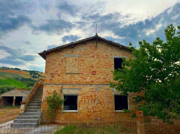 Image No.5-2 Bed Country House for sale