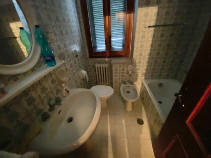 Image No.17-8 Bed Property for sale