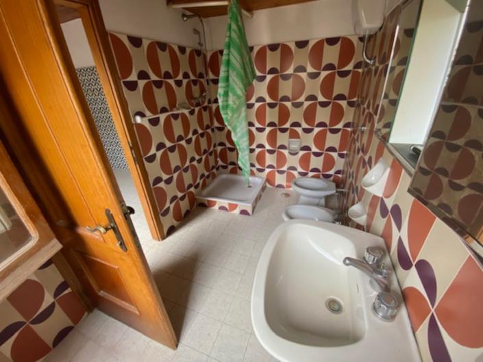 Image No.19-8 Bed Property for sale