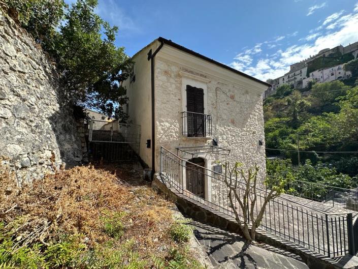 Image No.10-2 Bed House for sale