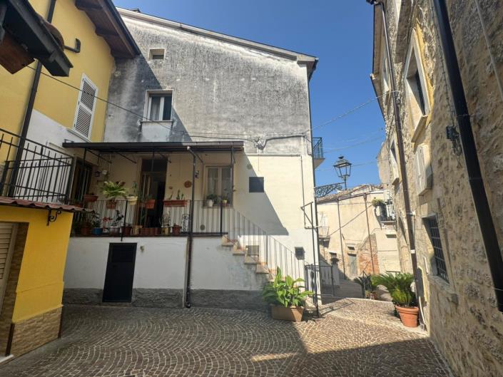 Image No.2-4 Bed Property for sale