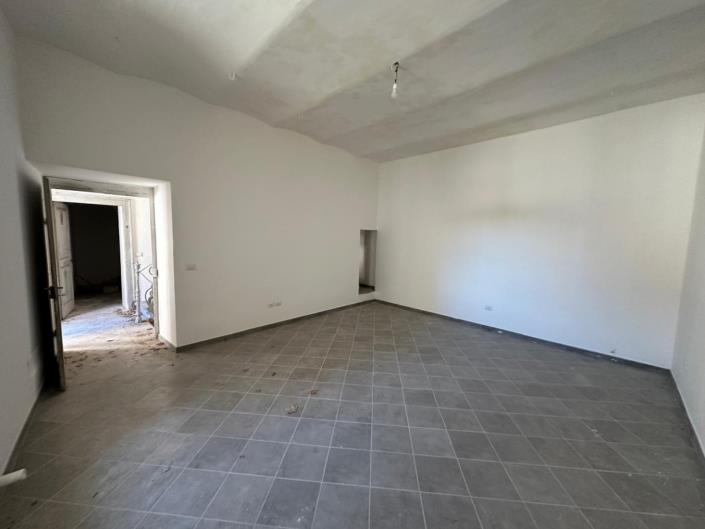 Image No.12-5 Bed Property for sale