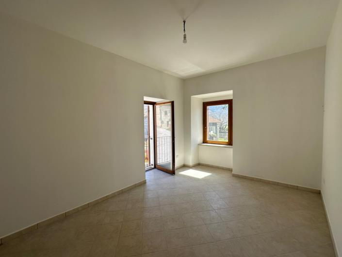 Image No.19-5 Bed Property for sale