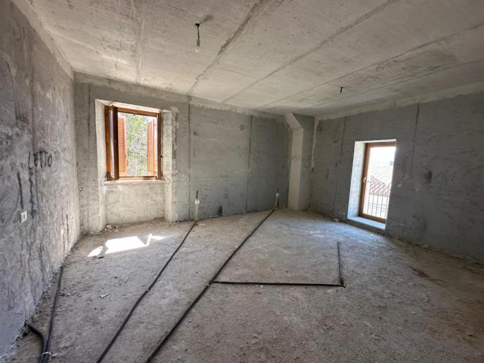 Image No.28-5 Bed Property for sale