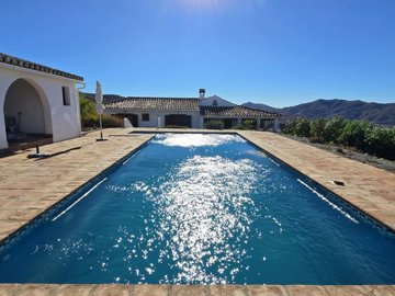 1395-villa-for-sale-in-canillas-de-aceituno-4