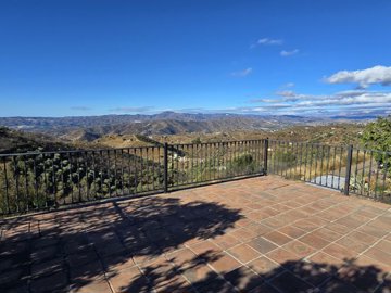 1395-villa-for-sale-in-canillas-de-aceituno-4