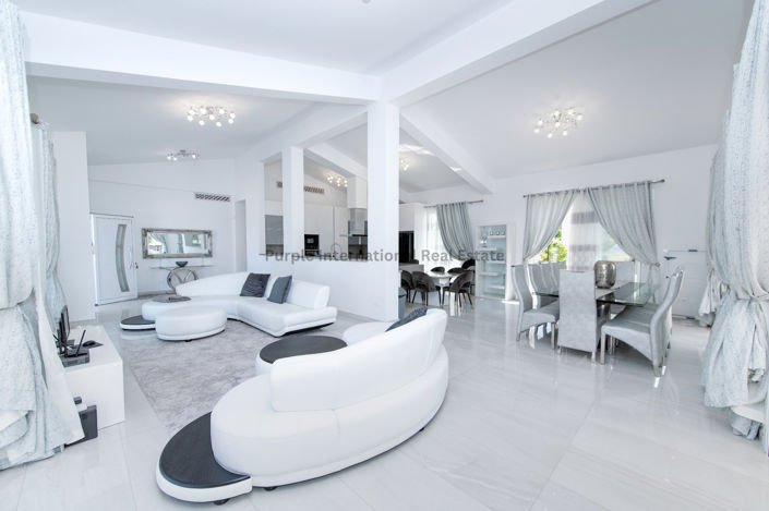 Image No.2-Villa de 4 chambres à vendre à Sea Caves