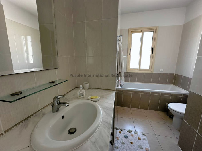 Image No.14-3 Bed Townhouse for sale