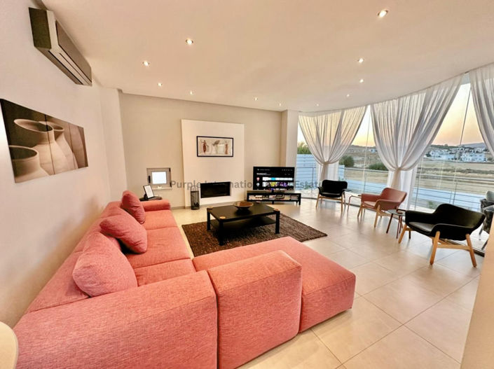 Image No.4-Villa de 5 chambres à vendre à Aradippou