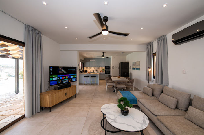 Image No.2-Villa de 5 chambres à vendre à Peyia