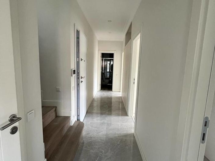 Image No.8-5 Bed Apartment for sale