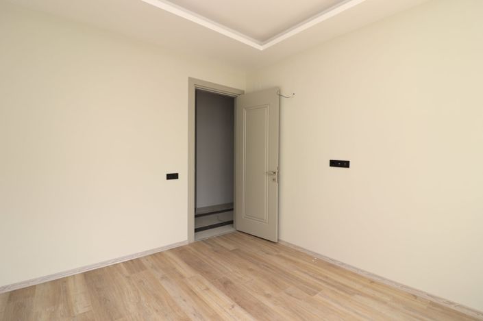 Image No.21-5 Bed Apartment for sale