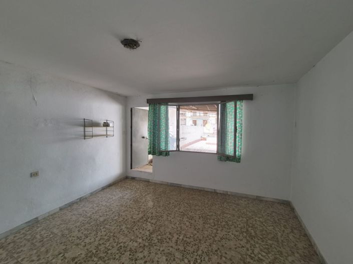 Image No.20-4 Bed Townhouse for sale