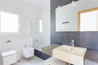 bathroom-in-villa-for-sale-in-denia