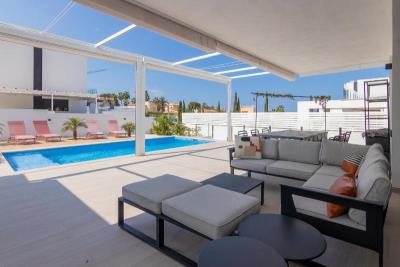 terrace-of-a-villa-for-sale-in-denia