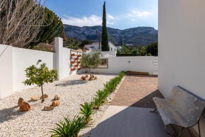 side-garden-of-a-villa-for-sale-in-denia