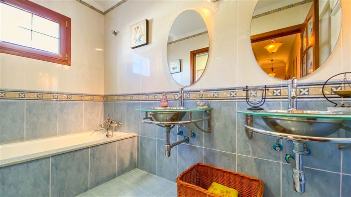 Image No.18-3 Bed House for sale