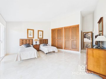 9635luxurioussevenbedroomvillawithstunningvie