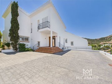 9635luxurioussevenbedroomvillawithstunningvie