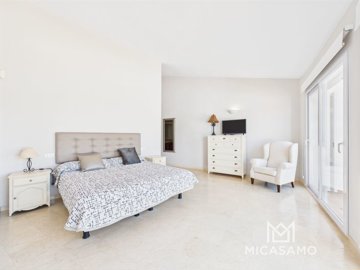 9635luxurioussevenbedroomvillawithstunningvie