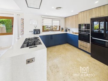 9697lamangaclubvillawithviewstothenorthcourse