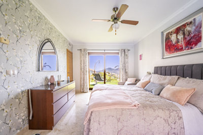 9697lamangaclubvillawithviewstothenorthcourse