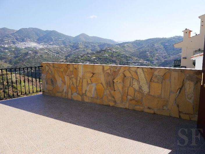 Image No.13-2 Bed Townhouse for sale