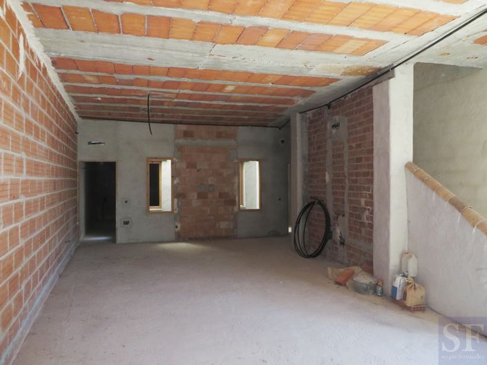 Image No.2-9 Bed Townhouse for sale