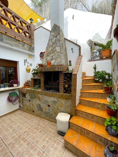 Image No.15-3 Bed Townhouse for sale