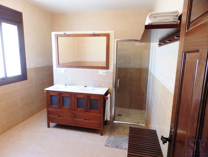 Image No.6-3 Bed Townhouse for sale