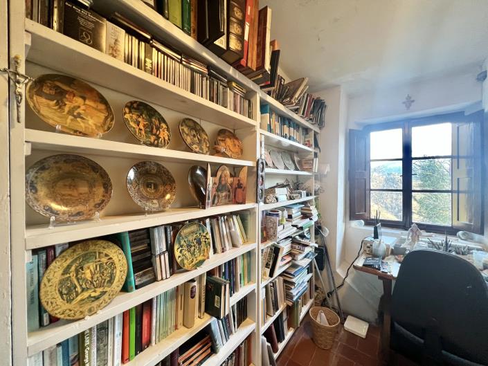 Image No.15-5 Bed Farmhouse for sale