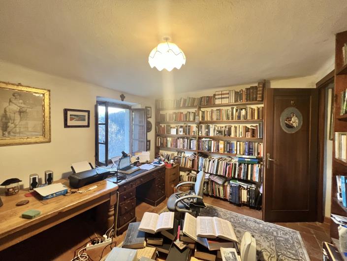 Image No.30-5 Bed Farmhouse for sale