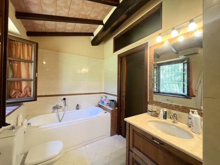 Image No.6-3 Bed Farmhouse for sale