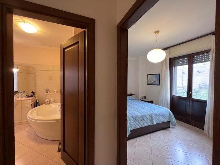 Image No.13-3 Bed House for sale