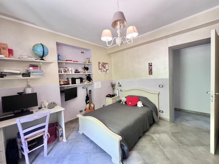 Image No.12-3 Bed House for sale