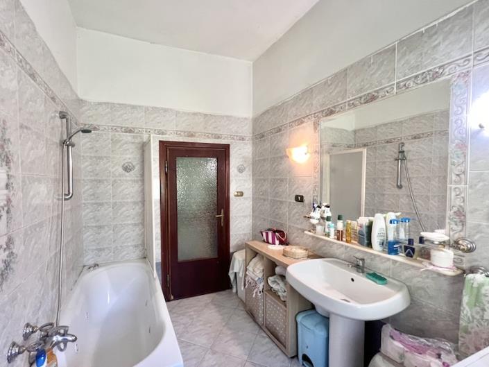 Image No.11-3 Bed House for sale