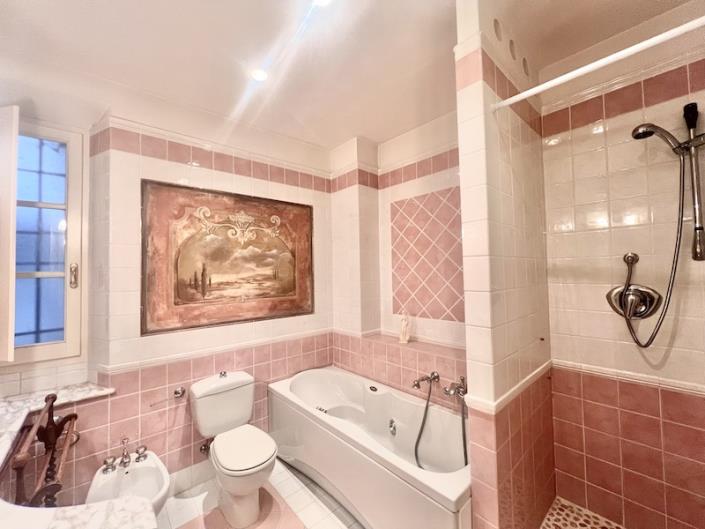 Image No.2-4 Bed House for sale