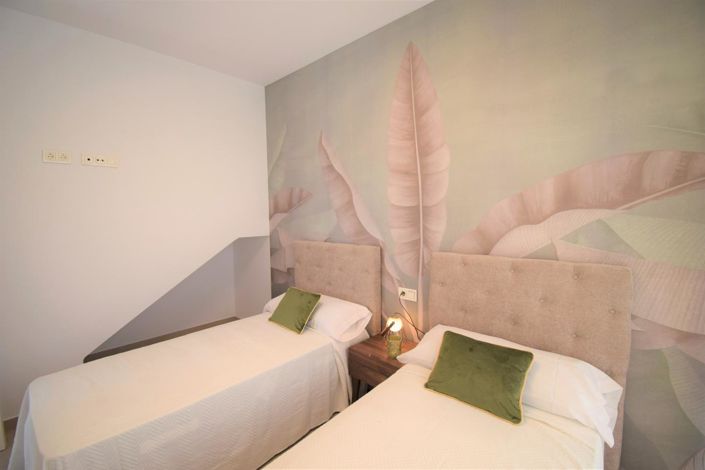 Image No.19-3 Bed Property for sale